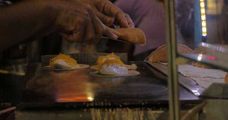 접시 손 아시아 음식 과일 태국 디저트 거리 요리 야외 신체부위 주방 식당 요리사 식사 튀김 달콤 맛 야간 난로 먹기 크림 방콕 팬케이크 머랭 인기 차이나타운 4K MOV 해외동영상 클립영상 자연요소 직업 식기 나라 컨셉 모션 사람 관광지 케이크 상점 난방기 동영상 파일형식