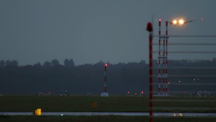 계절 여행 날개 비즈니스 교통시설 아침 비행기 사람없음 빨간색 젖음 안개 흰색 공항 항공 활주로 제트기 승객 엔진 대패 4K 지상주행 유도로 MOV 해외동영상 클립영상 주간 길 컬러 교통 항공교통 날씨 대중교통 시설 동영상 파일형식