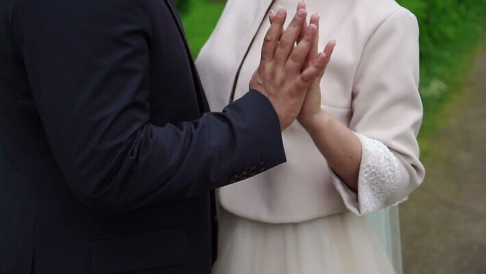 백인 커플 드레스 공원 여자 남자 신랑 결혼 신혼부부 포옹 결혼식 관리 사랑 여름 귀여움 정원 낭만 흰색 축하 잡기 가운 MOV 해외동영상 클립영상 서양인 부부 옷 계절 공공시설 감정 컬러 컨셉 관계 안기 모션 사람 이벤트 신혼 동영상 파일형식