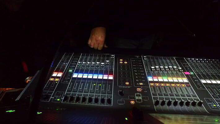 직업 음악 실내 손잡이 사람없음 디지털 소리 콘서트 장비 기구 엔지니어 볼륨 혼합 믹서 책상 라디오 전자 오디오 방송 아날로그 스위치 스테레오 조절 위로 뮤지컬 섞기 제어 채널 프로듀서 효과 4K MOV 해외동영상 클립영상 가구 문화예술 내부 전자제품 공연 기술자 동영상 파일형식