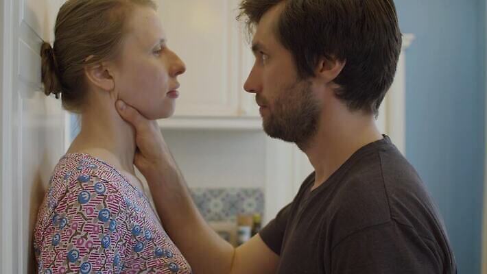 백인 커플 얼굴 결혼 가족 관계 결혼식 남편 주택 실내 두명 고통 분노 짜증 아내 폭력 좌절 닫기 싸움 문제 소셜 이슈 남용 표현성 4K MP4 해외동영상 클립영상 서양인 감정 컨셉 모션 사람 이벤트 내부 건물 신체부위 사회이슈 동영상 파일형식