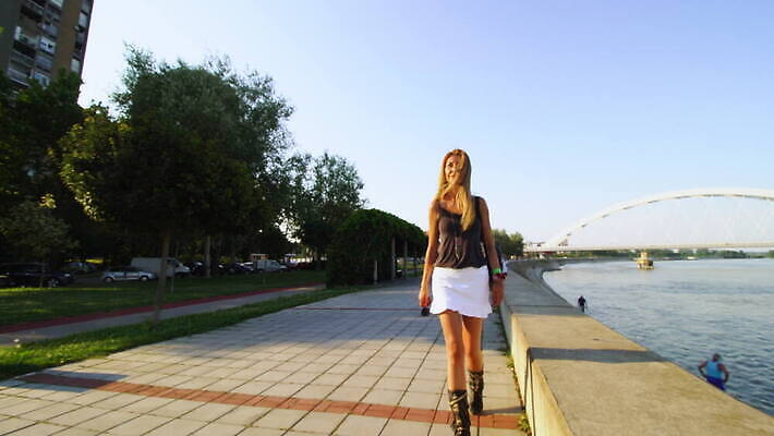 모델 1 라이프스타일 여자 도로 신발 발 거리 부츠 건강 한명 사람 성인 야외 여름 치마 태양 뷰티 섹시 걷기 맑음 산책 시골 도시 화려 우아함 날씬함 타운 단계 다뉴브강 양발 혼자 4K MOV 해외동영상 클립영상 자연요소 계절 길 컨셉 교통시설 모션 하의 날씨 휴식 생활 신체부위 몸매 동영상 파일형식