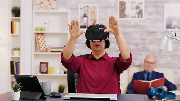 라이프스타일 커플 응시 남자 행복 안경 놀이 미래 새로움 고글 주택 기술 사람 세명 컴퓨터 3D 디지털 헤드폰 게임 체험 무선전화기 호기심 하이테크 혁명 게이머 옛날 가상 가상현실 현실 획기적 4K MOV 해외동영상 클립영상 시선 잡화 감정 음향기기 컨셉 관계 건물 생활 전자제품 전화기 디지털합성 동영상 파일형식