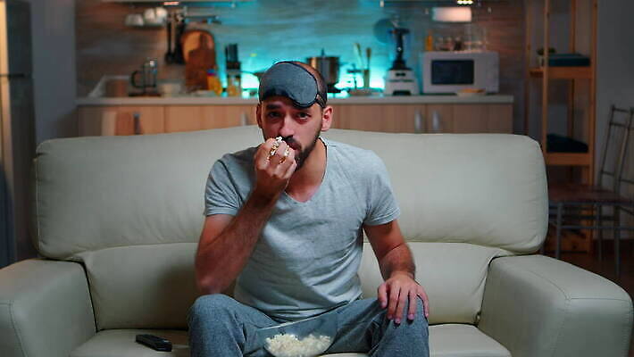 백인 1 응시 남자 감정 스포츠 응원 수염 주택 실내 사람 앉기 경기 소파 축구 텔레비전 방 분노 게임 표현 관찰 부채 영화 흥분 팝콘 패배 골 비명 혼자 표현성 4K MOV 해외동영상 클립영상 서양인 시선 의자 모션 놀이 문화예술 내부 건물 전자제품 구기 동영상 파일형식