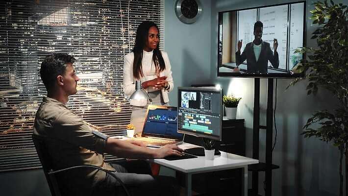 여자 흑인 실내 말하기 여러명 컴퓨터 고객 만족 그림 동영상 스펙트럼 타임라인 치프 4K MOV 해외동영상 클립영상 서양인 감정 다수 모션 사람 내부 전자제품 파일형식