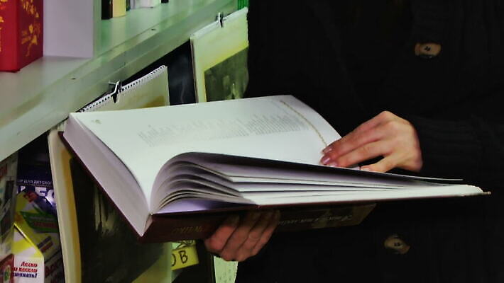 학생 손 응시 교육 종이 문화 텍스트 학교 이야기 사람 책 학습 다이어리 교사 정보 잡기 오픈 도서관 잡지 읽기 교과서 질감 문학 페이지 양장본 팔 사전 설명서 비어있는 MOV 해외동영상 클립영상 직업 시선 모션 교재 신체부위 간행물 사무용품 동영상 파일형식