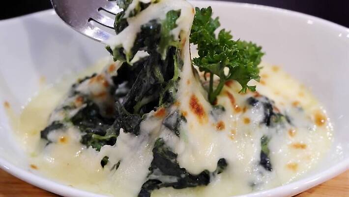 전통 접시 음식 백그라운드 포크 잎 채소 부분 유리 탁자 양파 치즈 파스타 건강 마늘 육류 요리 동양인 사람없음 목재 초록색 주방 식당 와인 식사 저녁식사 이탈리아 우유 수확 껍질 흰색 시골 신선 맛 굽기 크림 국자 올리브 소금 시금치 버터 점심식사 폭식 마카로니 맛있는 리코타치즈 4K MP4 해외동영상 클립영상 나무 식물 식기 열매 유럽 컬러 가구 컨셉 농업 식재료 재료 재질 주방용품 유제품 주류 서양음식 인종 상점 구이 동영상 파스타면 파일형식