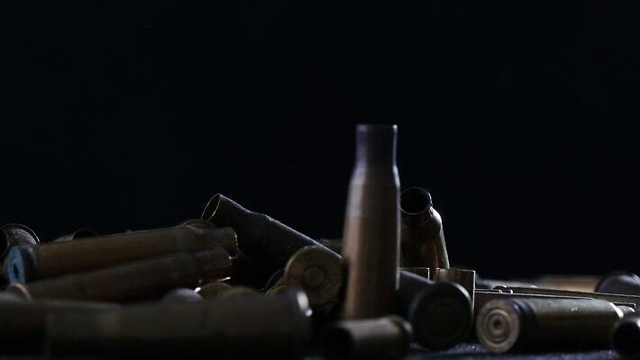 무기 백그라운드 공 안내 사람없음 금속 총 껍질 원형 폭력 그룹 위험 군용 전쟁 사냥 슛 육군 총알 놋쇠 총포 4K MP4 해외동영상 클립영상 도형 컨셉 재질 군대 사회이슈 동영상 파일형식