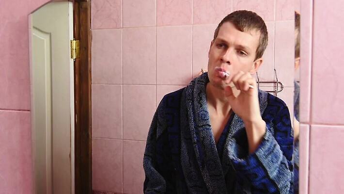 남자 감정 유럽 아침 건강 치과 치료 목욕 거울 욕실 붓 목욕가운 치아 칫솔 저녁 청소 예방 치약 동영상 여관 돌봄 위생관리 호스텔 MOV 해외동영상 클립영상 주간 나라 의학 모션 숙소 병원 관리 사람 위생용품 청결 가운 소화기관 야간 파일형식