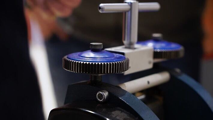 백인 직업 손 디자인 산업 장신구 공장 불 불꽃 노동자 기술 관리 창조 빛 금속 장비 공구 반지 잡기 업무 작업실 황금 고급 수리 제조 은색 상품 보석 만들기 다이아몬드 고정 닦기 판화 공예가 백금 MOV 해외동영상 클립영상 자연요소 서양인 컬러 컨셉 공업 모션 재질 미술 신체부위 도구 작업 광석 동영상 파일형식