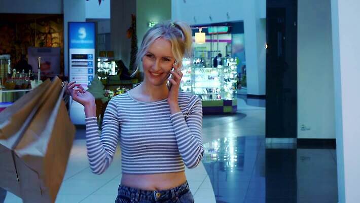 백인 라이프스타일 응시 옷 여자 행복 가방 텍스트 모바일 불꽃 한명 미소 사람 성인 스마트폰 핸드폰 쇼핑 금발 유행 상점 잡기 화려 구매 미끄럼틀 쇼핑몰 고객 어깨 귀 부름 소매 부티크 소셜 쇼퍼홀릭 4K MOV 해외동영상 클립영상 서양인 1 헤어스타일 시선 잡화 감정 컨셉 모션 불 표정 생활 신체부위 전자제품 스마트기기 놀이기구 동영상 파일형식