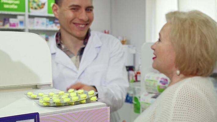 직업 노년 통신 건강 두명 치료 알약 약 판매 상점 고통 환자 도움 구매 질병 은퇴 약국 고객 서비스 처방 비타민 소매 보험 조제 보충 약사 헬프 4K MOV 해외동영상 클립영상 감정 컨셉 의학 사람 성인 쇼핑 만들기 동영상 영양소 파일형식