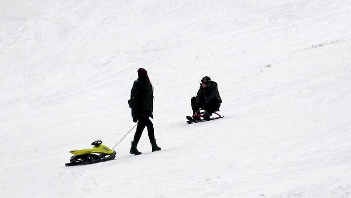 나무 계절 공원 어린이 스포츠 크리스마스 겨울 가족 자연 놀이 휴가 산 사람 소년 야외 추위 흰색 미끄럼틀 승차 썰매 썰매타기 불가리아 눈내림 4K 반스코 MP4 해외동영상 클립영상 식물 공공시설 기념일 남자 컬러 관계 모션 눈_날씨 전통놀이 놀이기구 생태계 동영상 파일형식 남유럽