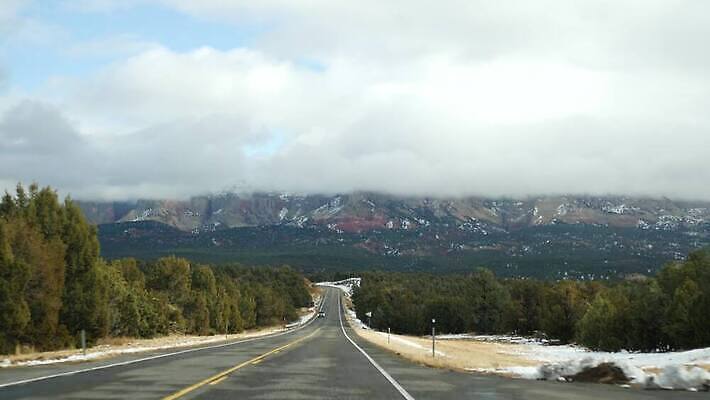 여행 겨울 곡선 자동차 자연 유리 산 항해 사람없음 빨간색 미국 운전 자유 고속도로 황무지 탈출 환경보전 산등성이 지역 애리조나 루트 방법 시온산 자동 직진 수평선 1인칭시점 4K MP4 해외동영상 클립영상 시선 계절 도로 선 육상교통 컬러 컨셉 북아메리카 배_교통 모션 재질 사회이슈 생태계 동영상 파일형식