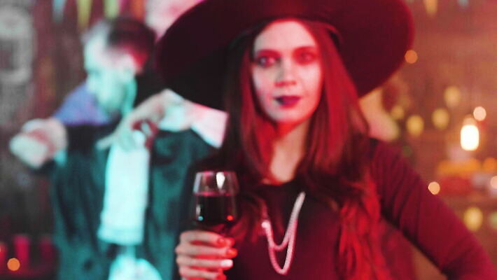 캐릭터 모자 드레스 옷 여자 음악 백그라운드 유리 휴가 전등 조명 사람 장식 빨간색 친구 파티 검은색 황혼 할로윈 춤 바 혈액 야간 위험 무서움 마녀 변장 10월 나쁜 호러 4K MOV 해외동영상 클립영상 자연요소 잡화 감정 컬러 컨셉 관계 재질 문화예술 이벤트 일몰 날짜 공포 동영상 파일형식