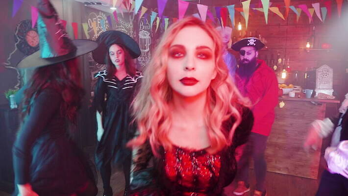 캐릭터 옷 백그라운드 휴가 조명 사람 장식 친구 파티 어둠 황혼 우정 기쁨 할로윈 의사 춤 바 그룹 야간 무서움 클럽 디스코 마녀 변장 해적 외과 10월 흡혈귀 호러 유흥 4K MOV 해외동영상 클립영상 자연요소 감정 음악 의학 관계 문화예술 병원 이벤트 일몰 의료진 날짜 도둑 공포 동영상 파일형식