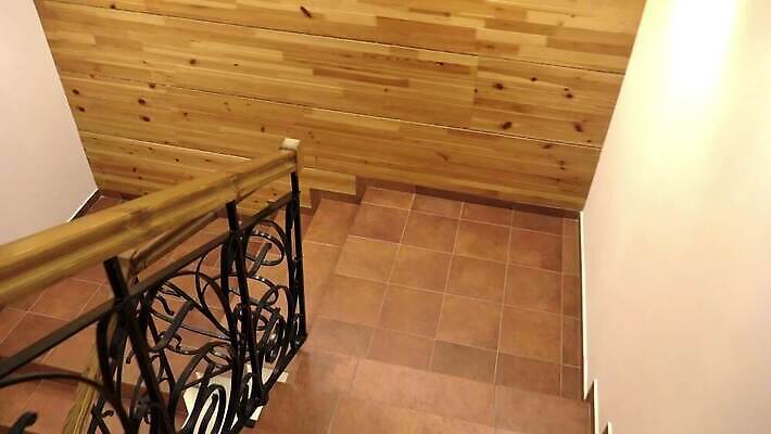 백그라운드 건축양식 호텔 추상 바닥 주택 실내 나선형 사람없음 내부 건물 목재 빛 인테리어 걷기 계단 산책 카펫 램프 홀 고급 우아함 단계 1인칭시점 비어있는 4K MP4 해외동영상 클립영상 나무 건축물 디자인 시선 건축 컨셉 무늬 재료 모션 숙소 휴식 조명 공간 동영상 파일형식