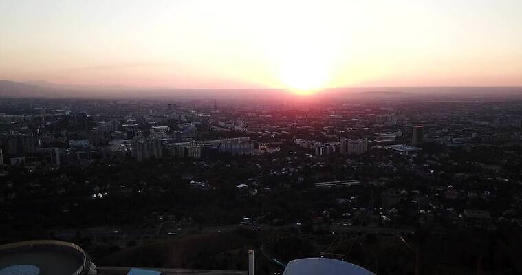 나무 구름 도로 분홍색 컬러 여행 백그라운드 오렌지 비즈니스 건축양식 하늘 주택 안테나 파노라마 풍경 사람없음 건물 빨간색 도시풍경 컬러풀 태양 노란색 일출 탑 고층빌딩 황혼 일몰 새벽 광선 도시 도심 야간 저녁 타운 스카이라인 랜드마크 카자흐스탄 4K 알마티 MP4 해외동영상 클립영상 자연요소 식물 건축물 건축 아시아 길 과일 통신 교통시설 촬영기법 빌딩 노을 밤 동영상 파일형식