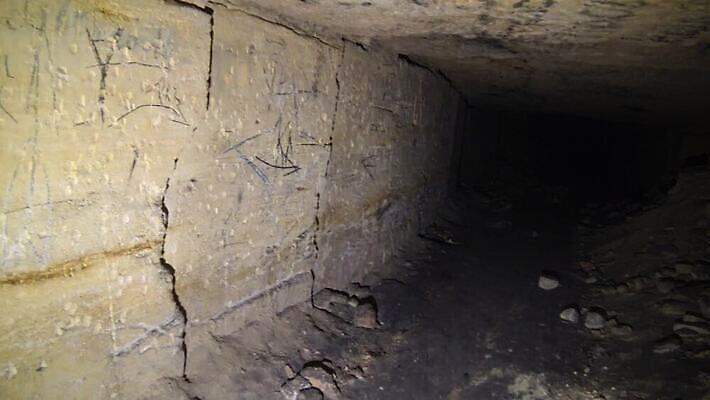 벽 여행 백그라운드 컨셉 건축양식 사람없음 내부 빛 어둠 복도 동굴 버리기 장면 지하 옛날 우크라이나 지하실 오데사 4K MP4 해외동영상 클립영상 건축 유럽 모션 동영상 파일형식