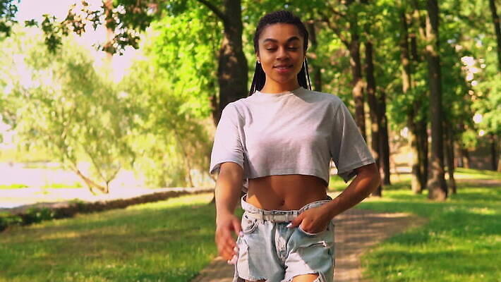 학생 라이프스타일 응시 공원 여자 행복 이동 자연 휴가 거리 한명 미소 웃음 사람 풍경 성인 야외 10대 여름 청춘 햇빛 태양 유행 걷기 산책 자유 광선 도시 긍정 진짜 특별함 펑크 스타일 힙스터 MOV 해외동영상 슬로모션 클립영상 자연요소 1 시선 계절 공공시설 패션 감정 컨셉 모션 청소년 휴식 촬영기법 표정 생활 생태계 동영상 파일형식