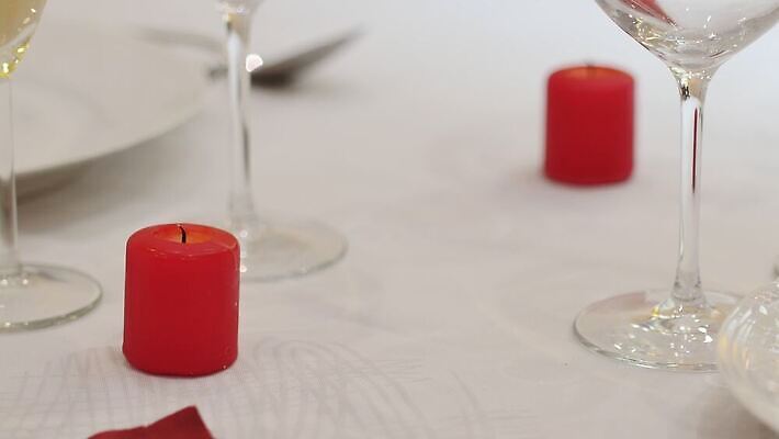 기념일 꽃잎 꽃 결혼 백그라운드 컨셉 촛불 탁자 불 휴가 불꽃 휴식 발렌타인데이 사랑 사람없음 장식 빨간색 빛 장미 노란색 평화 스파 어둠 낭만 벚꽃 하트 축하 야간 명상 빛망울 연소 광 왁스 4K MP4 해외동영상 클립영상 자연요소 모양 식물 감정 컬러 가구 초 데이이벤트 이벤트 동영상 파일형식