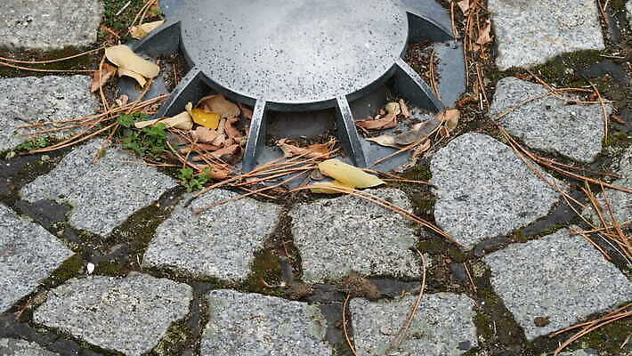 산업 도로 건축양식 표면 거리 사람없음 금속 덮개 도시 원형 구멍 보행로 철 부식 러시아 땅바닥 러시아인 옛날 우크라이나 철강 폐수 하수 4K MOV 해외동영상 클립영상 도형 서양인 건축 유럽 길 교통시설 재질 바닥 물 뚜껑 환경오염 동영상 파일형식