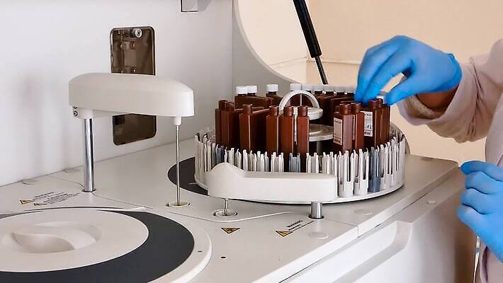 과학 노동자 직장 병원 실험 약 견본 기계 장비 뚜껑 기구 혈액 실험실 생명공학 컨테이너 로봇 과학자 분석 준비 생물학 회전 드럼 돌리기 자동 캡모자 화학물질 MP4 해외동영상 클립영상 직업 모자_잡화 교육 산업 컨셉 회사 의학 모션 타악기 화학 동영상 학자 파일형식