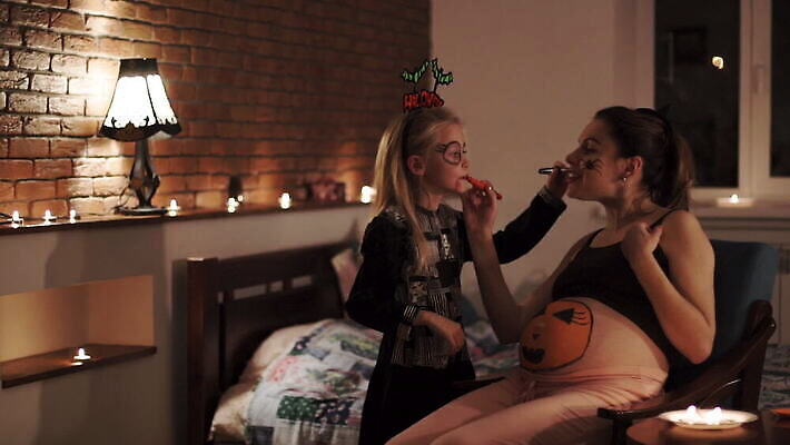 전통 라이프스타일 계절 여자 어린이 음식 2 신체 오렌지 가족 호박 주택 실내 사람 두명 노란색 파티 페인트 임산부 임신 할로윈 등불 아기 대접 예측 무서움 심볼 10월 돌봄 잭오랜턴 호러 MOV 해외동영상 클립영상 감정 컬러 컨셉 채소 과일 관계 모션 조명 이벤트 내부 건물 생활 날짜 공포 동영상 파일형식