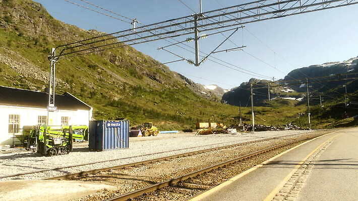 주간 나무 여행 교통시설 자연 산 노르웨이 사람없음 파란색 강 여행객 계곡 기차 보트 역 숲 크루즈 언덕 트랙 북쪽 스칸디나비아 피오르 4K MOV 해외동영상 클립영상 자연요소 식물 유럽 육상교통 컬러 교통 배_교통 대중교통 사람 방향 시설 생태계 지형 동영상 파일형식