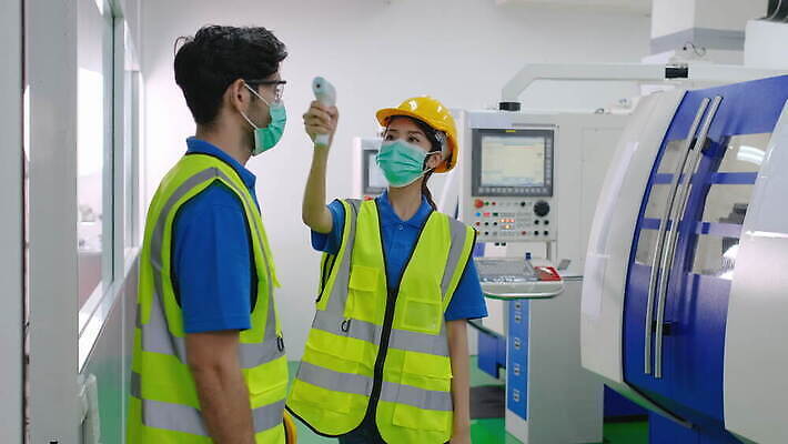 산업 공장 노동자 직장 건강 가면 안전 사람 여러명 디지털 장비 업무 뜨거움 열 수비 기술자 엔지니어 바이러스 보호 온도계 분석 창고 직원 측정 경영자 예방 감염 온도 이마 적외선 코로나바이러스 4K MOV 해외동영상 클립영상 직업 다수 컨셉 회사 공업 모션 작업 리더 동영상 파일형식