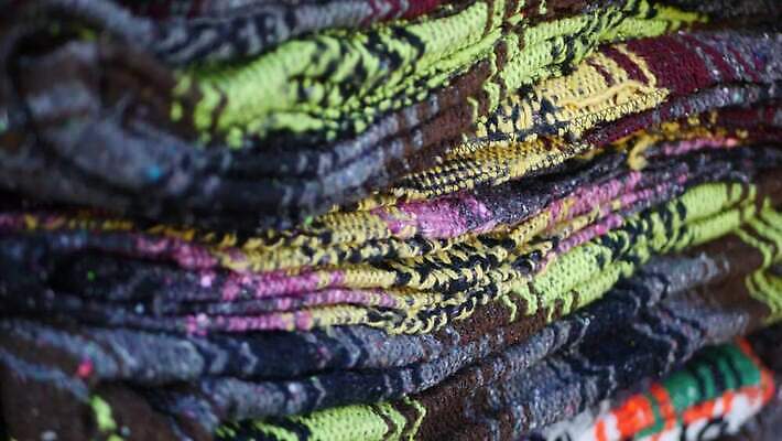 전통 선 패턴 멕시코 경사 사람없음 장식 컬러풀 유행 축제 미국 줄무늬 직물 팔레트 원주민 담요 라틴아메리카 천 심볼 질감 히스패닉 마야 짜임 솜브레로 양모 페루 핸드메이드 스타일 많음 4K MP4 해외동영상 클립영상 모자_잡화 컬러 컨셉 북아메리카 무늬 아메리카 남아메리카 아프리카인 전통의상 마야문명 동영상 파일형식