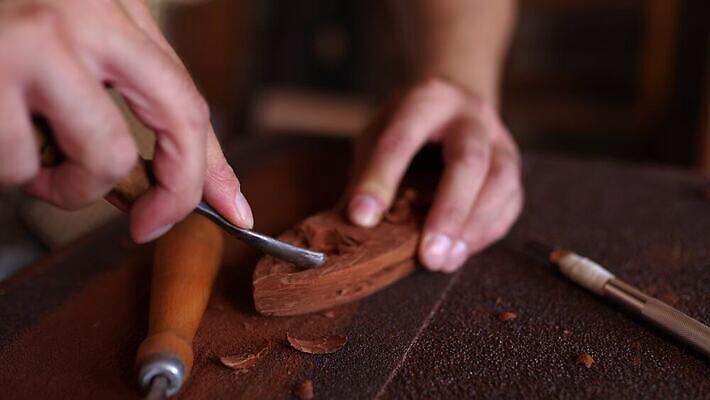 직업 전통 조각 가구 노동자 관리 손잡이 한명 취미 목재 금속 장비 기구 공구 업무 체험 작업실 제조 목수 열정 목공예 충격 수공예 공예가 때리기 수목 조작 핸드메이드 4K MP4 해외동영상 클립영상 나무 1 감정 생활용품 컨셉 재료 모션 재질 사람 도구 작업 공예 동영상 파일형식