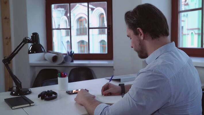 주간 백인 1 전통 라이프스타일 남자 종이 셔츠 인터넷 비즈니스 통신 창문 탁자 모바일 설계 수염 아파트 주택 실내 한명 사람 앉기 성인 내부 옆모습 스마트폰 핸드폰 사무실 펜 볼펜 디지털 공책 기록 잡기 작업 비즈니스맨 메시지 엔지니어 플랫 건축가 디자이너 편지 무선전화기 스마트 와이파이 온라인 문자메시지 채팅 필기체 힙스터 셀룰러 4G 4K MOV 해외동영상 클립영상 자연요소 서양인 직업 문자 패션 뷰포인트 가구 컨셉 상의 모션 문구용품 IT 건물 생활 전자제품 스마트기기 필기구 직장인 기술자 전화기 무선인터넷 동영상 파일형식