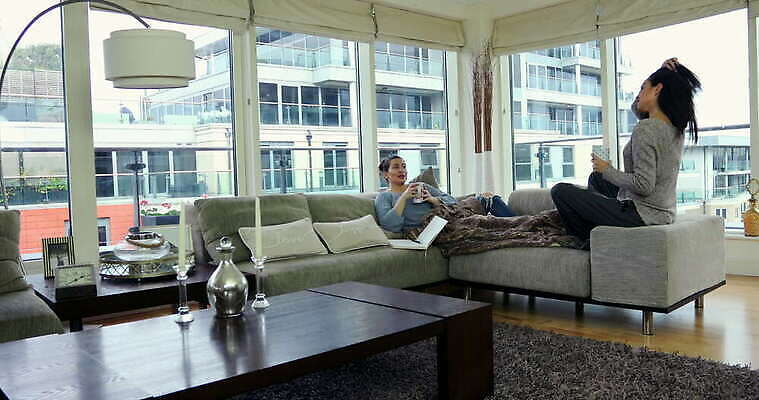 라이프스타일 커플 여자 창문 가정 관계 휴식 잉글랜드 아파트 실내 풍경 성인 두명 30대 인테리어 우정 런던 시티라이프 성인여자만 4K MOV 해외동영상 클립영상 디자인 컨셉 영국 주택 사람 내부 생활 장년 친구 동영상 여자만 성인만 파일형식