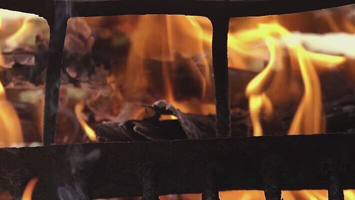 음식 백그라운드 오렌지 자연 불꽃 따뜻함 요리 사람없음 야외 목재 빨간색 빛 노란색 검은색 에너지 뜨거움 닫기 연기 그릴 위험 모닥불 굽기 연료 숯 녹색배경 연소 석탄 여신 재 화상 4K MOV 해외동영상 슬로모션 클립영상 나무 컬러 컨셉 과일 재료 모션 주방용품 불 촬영기법 초록색 상처 구이 생태계 동영상 파일형식