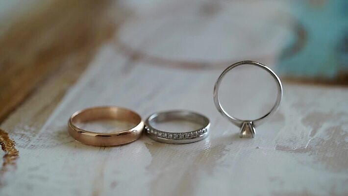 전통 커플 기념일 결혼 2 장신구 결혼식 남편 함께함 선물 사랑 사람없음 빛 금속 흰색 축하 반지 아내 쌍 황금 고급 닫기 은색 보석 심볼 오브젝트 다이아몬드 약혼 고립 백금 제안 MOV 해외동영상 클립영상 감정 컬러 컨셉 관계 모션 재질 이벤트 광석 약속 동영상 파일형식