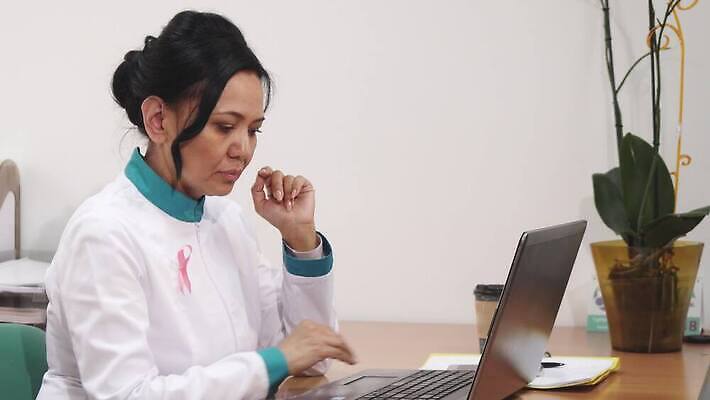 직업 웰빙 인터넷 노동자 스트레스 건강 병원 한명 동양인 치료 노트북 컴퓨터 약 활발 의사 슬픔 업무 질병 가슴 바쁨 암 외과 온라인 돌봄 종양 치료사 4K MOV 해외동영상 클립영상 1 감정 컨셉 의학 모션 사람 인종 신체부위 전자제품 의료진 작업 동영상 파일형식