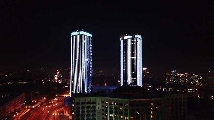 나무 여행 백그라운드 크리스마스 2 겨울 자동차 새로움 새해 거리 주택 파노라마 풍경 사람없음 야외 장식 빛 도시풍경 크리스마스트리 탑 고층빌딩 도시 사찰 정상 야간 큼 12월 쌍둥이 네온 타운 드론 똑같은 랜드마크 카자흐스탄 4K 알마티 MP4 해외동영상 클립영상 자연요소 식물 건축물 계절 기념일 아시아 육상교통 컨셉 가족 종교건축 촬영기법 빌딩 건물 날짜 크기 동영상 파일형식