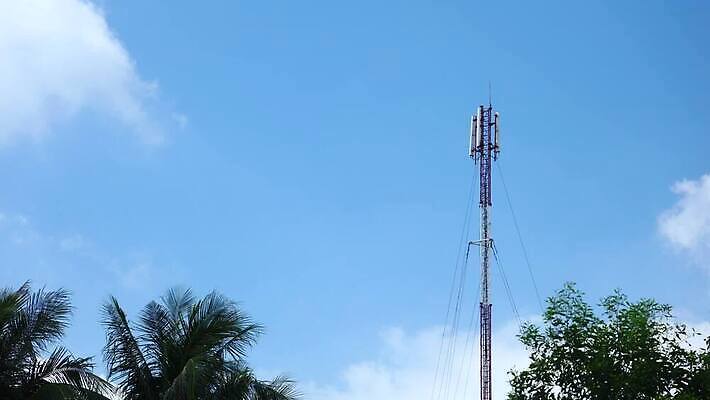 산업 통신 하늘 모바일 세포 안테나 사람없음 빨간색 초록색 파란색 스마트폰 핸드폰 글로벌 탑 금속 디지털 텔레비전 자료 장비 인공위성 흰색 시간 네트워크 연결 무선전화기 전화기 수화기 라디오 신호 방송 돛대 송신기 셀룰러 타임랩스 MOV 해외동영상 클립영상 건축물 컬러 재질 촬영기법 전자제품 스마트기기 동영상 파일형식