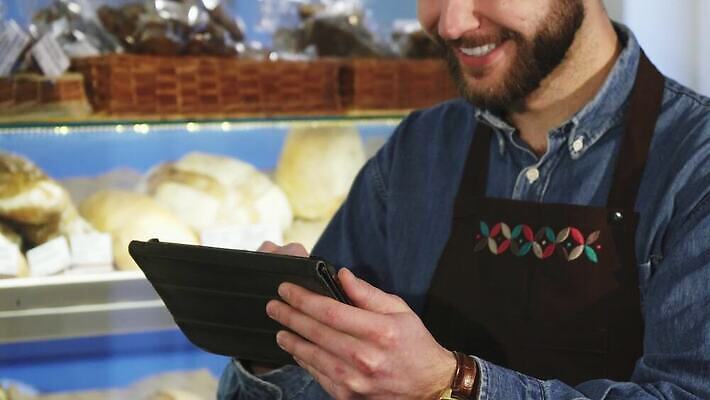 직업 인터넷 디저트 노동자 수염 한명 알약 판매 과자 상점 카페 빵집 업무 도움 비즈니스맨 굽기 무선전화기 상업 모음 질서 카페테리아 소매 온라인 주인 판매원 전자상거래 제빵사 페스츄리 핸드메이드 소유 제의 4G 4K MOV 해외동영상 클립영상 1 남자 음식 빵 컨셉 비즈니스 IT 사람 약 예절 작업 직장인 구이 전화기 동영상 파일형식