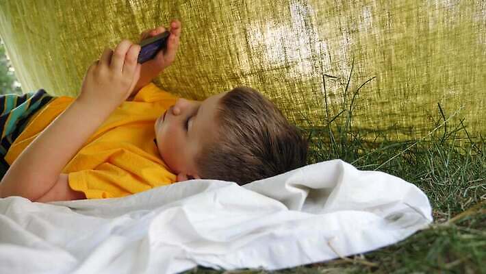 행복 어린이 인터넷 학교 놀이 모바일 휴가 세포 건강 텐트 한명 소년 스마트폰 핸드폰 게임 메시지 도박 스마트 주말 문제 온라인 중독 세대 숨김 소셜 소셜네트워크 아이폰 채팅 혼자 정신건강 4K MOV 해외동영상 클립영상 1 교육 남자 감정 컨셉 캠핑도구 사람 전자제품 스마트기기 동영상 파일형식