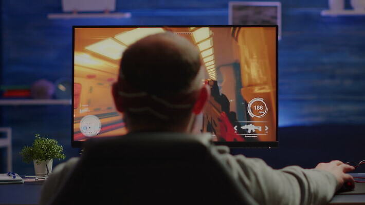 직업 라이프스타일 거실 인터넷 놀이 관리 그래픽 컴퓨터 머리 스크린 헤드폰 경쟁 분노 게임 키보드 네트워크 실패 발사 사이버 사수 온라인 동영상 종료 게이머 비디오게임 키패드 토너먼트 플레이어 4K MOV 해외동영상 클립영상 감정 음향기기 컨셉 생활 신체부위 전자제품 좌절 파일형식