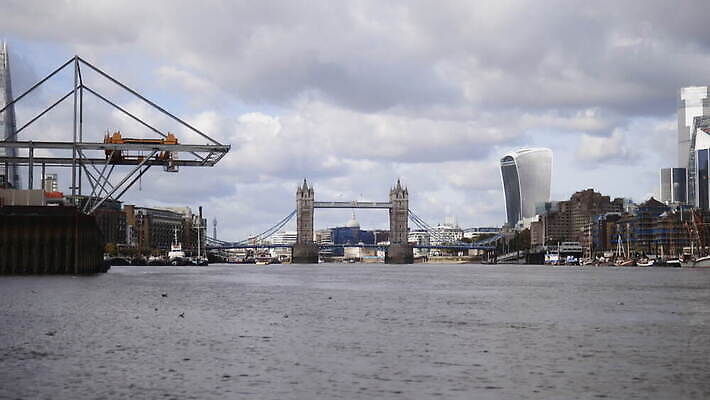 주간 구름 유럽 산업 상징 여행 건축양식 하늘 아침 영국 잉글랜드 파노라마 사람없음 건물 물 빛 강 도시풍경 항구 고층빌딩 회색 도시 역사 심볼 런던 암초 포트 스카이라인 동영상 천연기념물 랜드마크 수도권 템스강 4K MOV 해외동영상 클립영상 자연요소 건축물 건축 나라 컬러 교통시설 촬영기법 풍경 빌딩 지역 파일형식