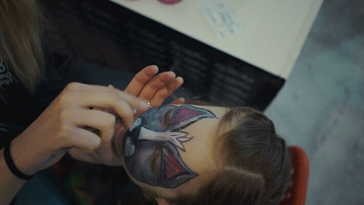 백인 라이프스타일 손 얼굴 어린이 휴가 가면 미술 미소 사람 물 컬러풀 파티 페인트 흰색 생일 그리기 작음 극장 그림 만들기 예술가 공상 주인 4K MOV 해외동영상 클립영상 자연요소 서양인 기념일 컬러 모션 문화예술 표정 이벤트 생활 신체부위 크기 동영상 파일형식