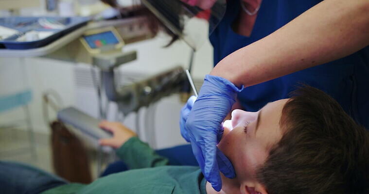 백인 응시 여자 남자 아들 초등학생 어린이 중년 장갑 가족 엄마 영국 잉글랜드 실내 작업복 대화 설명 사람 소년 세명 부모 건강관리 기댐 환자 씻기 청소 엿보기 치과의사 치과용품 점검 서식스 4K MOV 해외동영상 클립영상 서양인 학생 시선 잡화 옷 유럽 의학 관계 모션 건강 관리 말하기 성인 내부 청결 의사 의료용품 동영상 파일형식