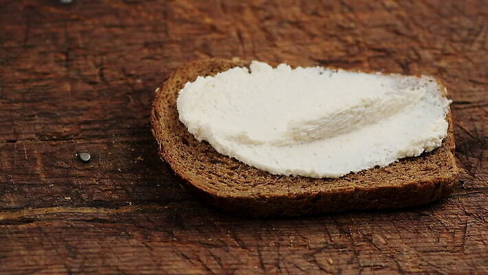 음식 빵 조각 치즈 사람없음 아침식사 시골집 회전 항공촬영 리코타치즈 MOV 해외동영상 클립영상 뷰포인트 유제품 주택 식사 동영상 파일형식