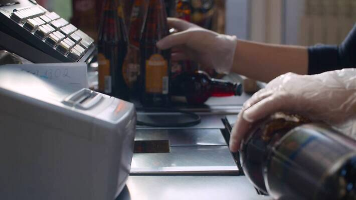 직업 음료 음식 장갑 돈 맥주 실내 안전 약 세일 환경 상점 알코올 도시 시장 닫기 보호 구매 상품 계산대 고객 예방 바코드 수납 문제 소매 일반 슈퍼마켓 계산원 소셜 전염병 체크아웃 코로나바이러스 4K MP4 해외동영상 클립영상 잡화 컨셉 의학 모션 주류 내부 쇼핑 재산 바이러스 질병 동영상 파일형식