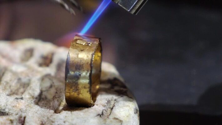 직업 디자인 산업 장신구 탁자 불 노동자 기술 사람없음 노란색 금속 장비 도구 공구 반지 작업 뜨거움 작업실 황금 고급 제조 은색 상품 보석 버너 만들기 난방 공예가 대장장이 백금 솜씨 핸드메이드 화상 MOV 해외동영상 클립영상 자연요소 컬러 가구 컨셉 모션 재질 상처 광석 동영상 파일형식