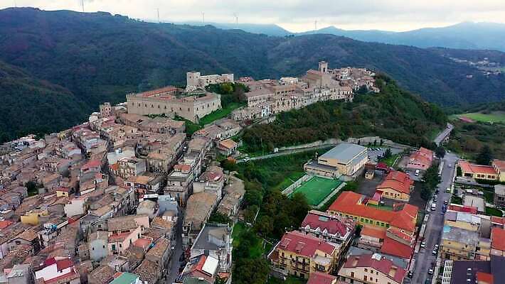 구름 외관 유럽 문화 건축양식 하늘 산 파노라마 풍경 사람없음 야외 건물 관광지 교회 마을 이탈리아 시골 도시 중세 재산 지중해 언덕 이탈리아문화 타운 명승지 4K MP4 해외동영상 클립영상 자연요소 건축물 건축 나라 바다 여행 촬영기법 금융 역사 동영상 유럽문화 파일형식
