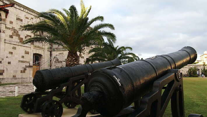 해외 바다 섬 여행 건축양식 자연 휴가 영국 협상 풍경 사람없음 건물 여름 여행객 침묵 만 보트 역사 산호초 조선소 박물관 함선 영토 해군 타운 대포 대서양 다도해 랜드마크 식민지 이국적 파라다이스 4K MOV 해외동영상 클립영상 건축물 계절 건축 유럽 산업 무기 배_교통 비즈니스 군대 사람 소리 도시 수중식물 생태계 동영상 파일형식